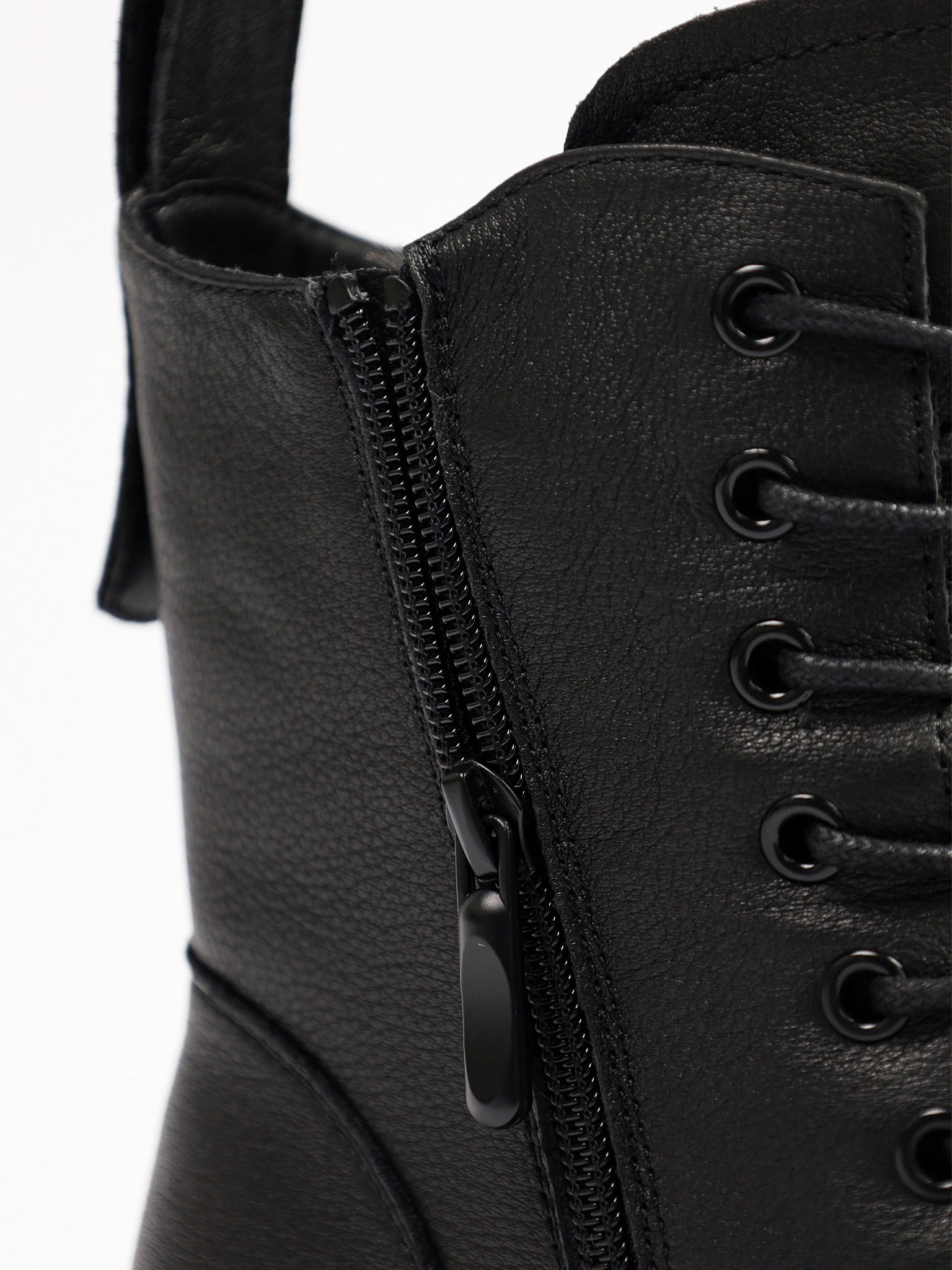 Ботинки черного цвета на среднем широком каблуке